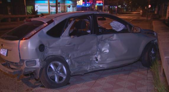 Acidente entre dois carros deixa seis feridos em Porto Alegre - foto 2