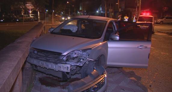 Dois veículos colidiram em um dos cruzamentos da Avenida Ipiranga, uma das principais vias da cidade. Um dos motoristas cruzou o sinal vermelho