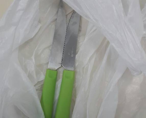 Suspeito, vizinho foi apreendido; após briga, ele pôs faca na gaveta da cozinha, diz PM