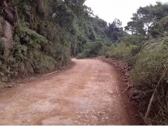 Corporação alerta motoristas a desviarem o local; GPS indicou caminho a casal que ficou trancado em duas barreiras da obra