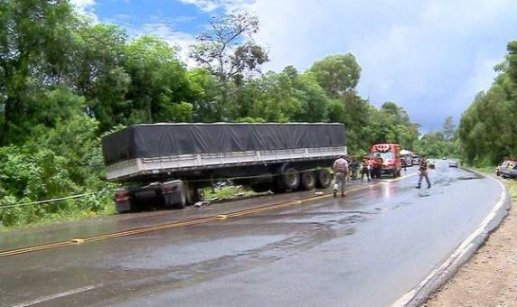 Acidente mais grave foi registrado na tarde 

deste sábado em Maquiné, onde o motorista de um caminhão perdeu o controle do veículo, que virou no acostamento, causando duas mortes