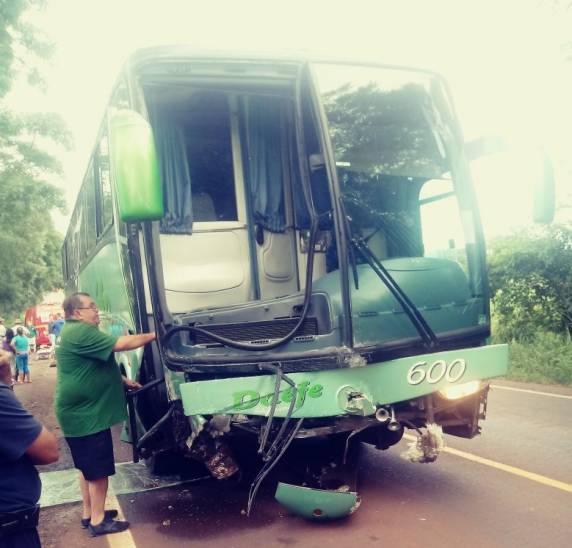 Colisão frontal envolve automóvel e ônibus na RS 307 em Santa Rosa - foto 2