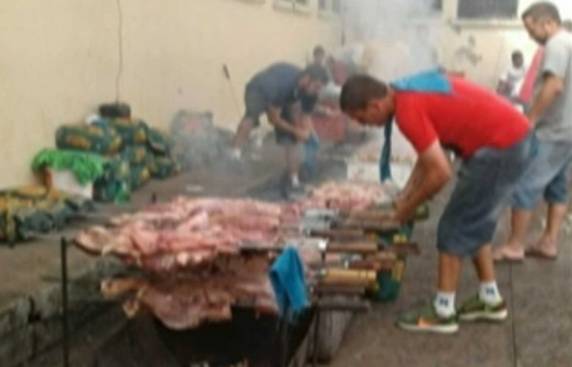 Fotos compartilhadas em redes sociais desde o último domingo (24) mostram 

detentos assando carne em churrasqueiras improvisadas no pátio da penitenciária