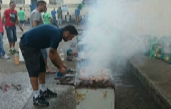 Fotos compartilhadas em redes sociais desde o último domingo (24) mostram 

detentos assando carne em churrasqueiras improvisadas no pátio da penitenciária