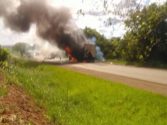 Veículos incendeiam após colisão e uma pessoa morre carbonizada na RSC 472 em Santa
Rosa - foto 7