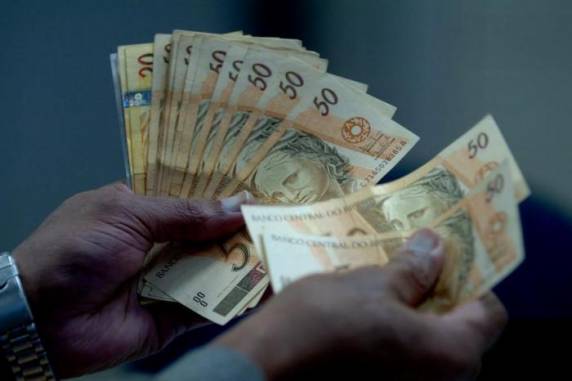 Salário mínimo sobe 

menos de 2% e será de R$ 954 em 2018