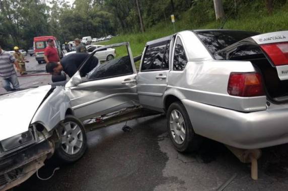 Apesar do modelo Santana destruído, todos os seis acidentados sobreviveram ao sinistro, que ocorreu na BR-470, 

em Santa Catarina, na manhã deste sábado (30)