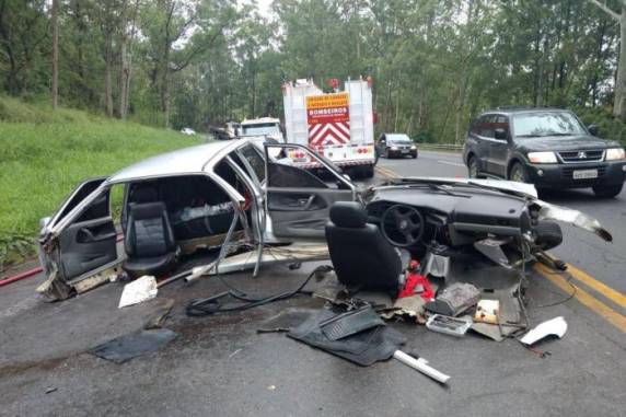 Apesar do modelo Santana destruído, todos os seis acidentados sobreviveram ao sinistro, que ocorreu na BR-470, 

em Santa Catarina, na manhã deste sábado (30)