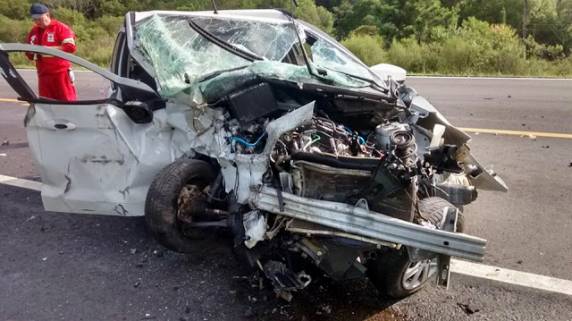 Segundo a Polícia Rodoviária Federal, acidente foi provocado devido a uma ultrapassagem em local proibido