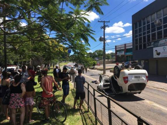 Vítima estava em motocicleta com companheiro que foi atingida por carro que era acompanhado pela Brigada Militar