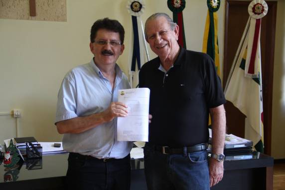 Ao finalizar o ano de 2017, o presidente efetuou o repasse de recursos à Prefeitura para aquisição de máquina