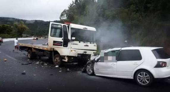 Na batida entre carro e guincho na terça (2), morreram todos os ocupantes do veículo