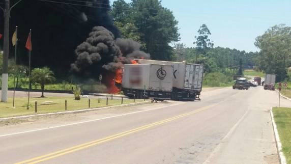Caminhões batem, pegam fogo e motoristas ficam feridos na BR-470 em SC - foto 2