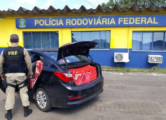 Em duas 

abordagens distintas, realizadas em Porto Alegre e Pantano Grande, agentes desconfiaram de atitudes suspeitas dos condutores