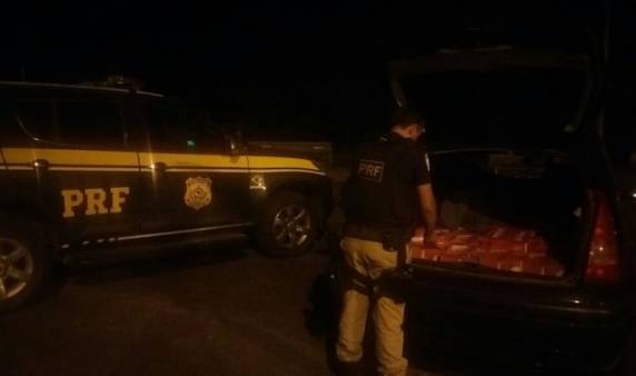 Em duas 

abordagens distintas, realizadas em Porto Alegre e Pantano Grande, agentes desconfiaram de atitudes suspeitas dos condutores
