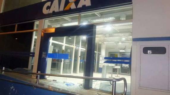 Grupo armado explode agências bancárias em Butiá - foto 2