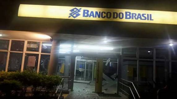 Grupo armado explode agências bancárias em Butiá - foto 3
