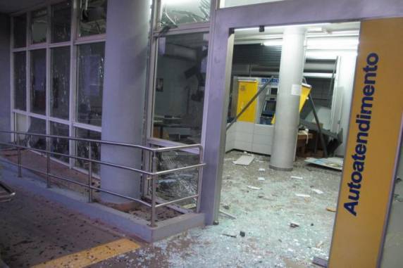 Grupo armado explode agências bancárias em Butiá - foto 6