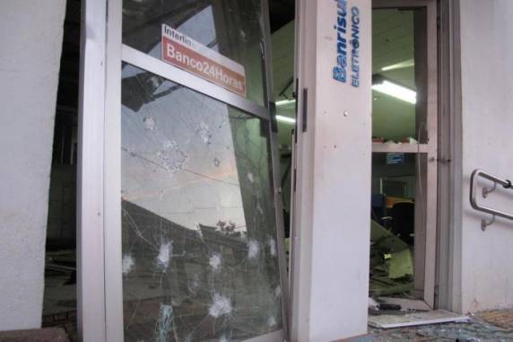Grupo armado explode agências bancárias em Butiá - foto 8