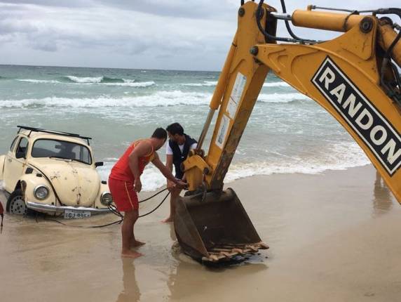 Fusca amanhece dentro do mar na Praia do Santinho em Florianópolis - foto 2