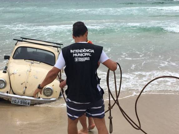 Fusca amanhece dentro do mar na Praia do Santinho em Florianópolis - foto 3