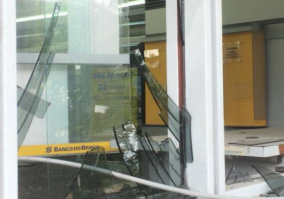 Imagens mostram criminoso com fuzil ameaçando pessoas durante ataque a bancos em Butiá - foto 2