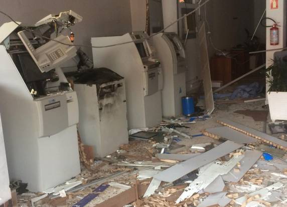 Imagens mostram criminoso com fuzil ameaçando pessoas durante ataque a bancos em Butiá - foto 3