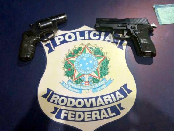 PRF recupera
carro na BR 101 em São José, apreende armas e detém três homens envolvidos em assalto a residência - foto 2
