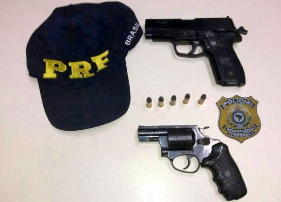 PRF recupera
carro na BR 101 em São José, apreende armas e detém três homens envolvidos em assalto a residência - foto 3