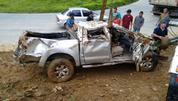 Casal é resgatado com vida 36 horas depois de cair em
ribanceira em Joinville - foto 2