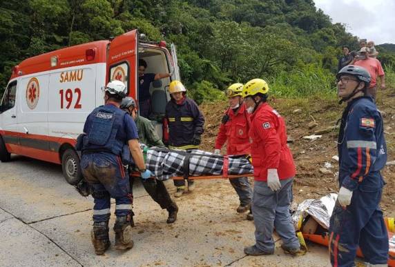 Casal é resgatado com vida 36 horas depois de cair em
ribanceira em Joinville - foto 3