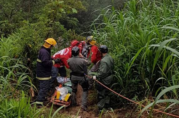 Eles sofreram queda de barranco de 200 metros e ficaram mais de um dia sem água e 

comida