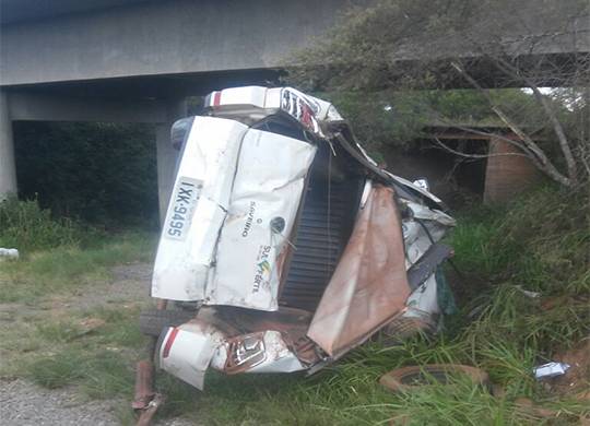Veículo cai de
ponte e motorista morre na RSC 377 entre Santiago e Capão do Cipó - foto 2