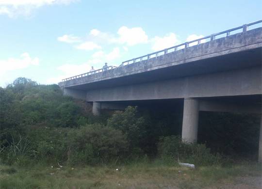 Veículo cai de
ponte e motorista morre na RSC 377 entre Santiago e Capão do Cipó - foto 4