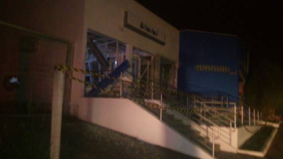 Criminosos explodem agência bancária em Mariana Pimentel - foto 2