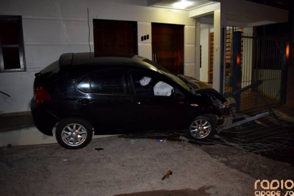 Motorista perde controle em rótula, derruba grades e colide contra residência em Santo Ângelo - foto 2