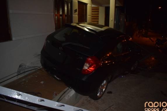 Motorista perde controle em rótula, derruba grades e colide contra residência em Santo Ângelo - foto 3