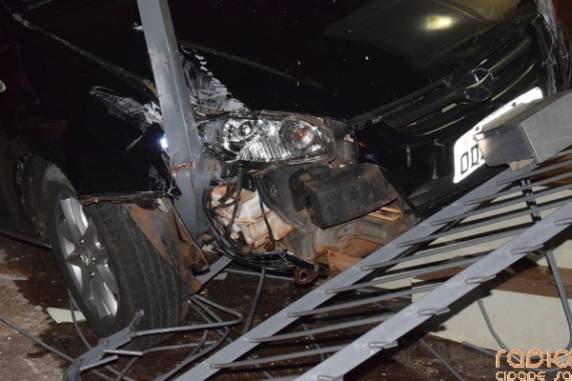 Motorista perde controle em rótula, derruba grades e colide contra residência em Santo Ângelo - foto 4