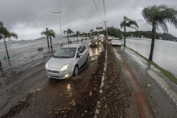 Temporal causa deslizamentos e alagamentos em bairros do sul e leste da Ilha - foto 2