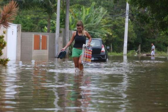 Temporal causa deslizamentos e alagamentos em bairros do sul e leste da Ilha - foto 6