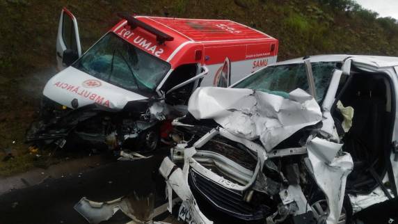 Uma das vítimas ficou presa às ferragens e teve 

ferimentos graves, segundo o Corpo de Bombeiros. Acidente foi na SC-114