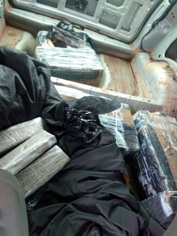 Ação conjunta da PRF e PM apreende 275 kg de maconha na BR 480 em Chapecó - foto 3