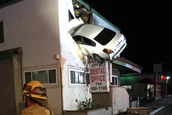 Veículo atingiu altura impressionante após colidir em grade. Motorista e 

passageiro ficaram levemente feridos
