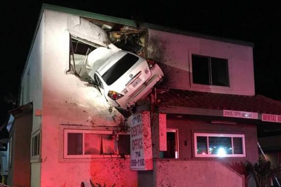 FOTOS: carro salta e fica
''cravado'' no 2º andar de prédio nos EUA - foto 3