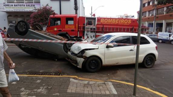 Veículo capota após acidente no Centro de Ijuí - foto 3