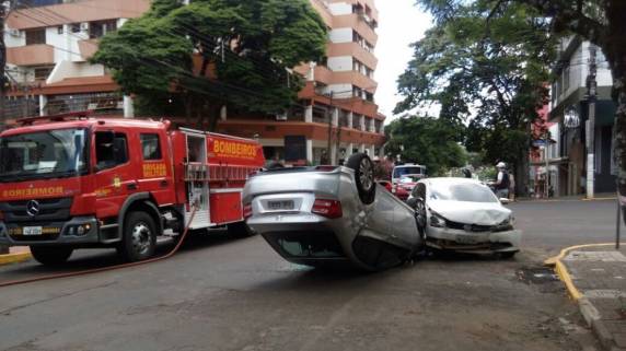 Veículo capota após acidente no Centro de Ijuí - foto 2