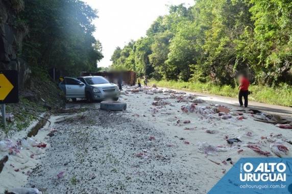 Colisão entre carretas deixa dois feridos na BR 386 - foto 4