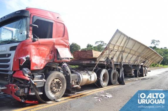 Colisão entre carretas deixa dois feridos na BR 386 - foto 5