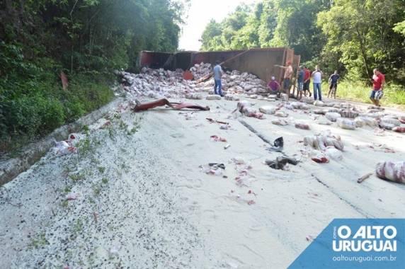 Colisão entre carretas deixa dois feridos na BR 386 - foto 3