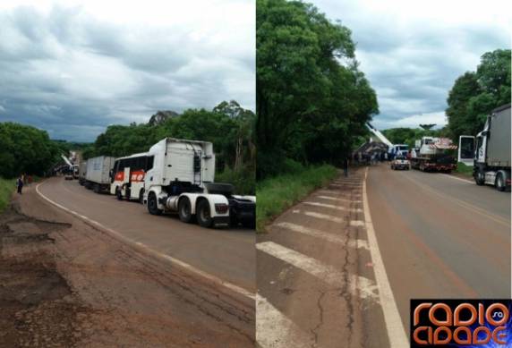 Saída de pista deixa carreta pendurada em ponte na BR 285 - foto 3